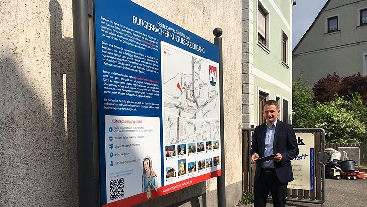 Bürgermeister Johannes Maciejonczyk an einer der Stationen in RathausnäheFoto: Anette Schreiber