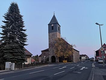 Die Staatsstraße im Bereich der Sandberger Kirche wird nicht verlegt. Das hat zur Folge, dass der Bereich um die Kirche nicht umgestaltet und kein Gehweg entlang der Friedhofsmauer angelegt werden kann. Foto: Marion Eckert