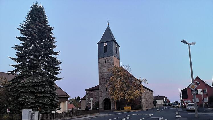 Die Staatsstraße im Bereich der Sandberger Kirche wird nicht verlegt. Das hat zur Folge, dass der Bereich um die Kirche nicht umgestaltet und kein Gehweg entlang der Friedhofsmauer angelegt werden kann. Foto: Marion Eckert
