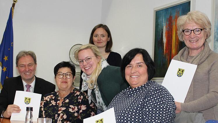 Landrat Klaus Löffler mit den Hebammen Christine Kiendl, Kristina Schnappauf, Karin Zapf, Cilly Volk (von links) und Andrea Hahn (hinten) beim Pressegespräch.  Foto: Anna-Lena Deuerling