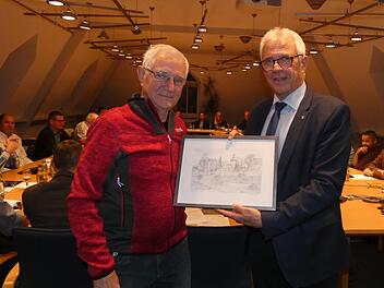 B&uuml;rgermeister G&uuml;nther Werner dankte dem scheidenden Stadtrat Reiner Schuster (links) f&uuml;r sein &uuml;ber 25-j&auml;hriges Engagement im Gremium und &uuml;berreichte ihm einen Stich der Stadt Ha&szlig;furt.  Christian Licha