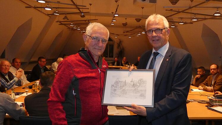 B&uuml;rgermeister G&uuml;nther Werner dankte dem scheidenden Stadtrat Reiner Schuster (links) f&uuml;r sein &uuml;ber 25-j&auml;hriges Engagement im Gremium und &uuml;berreichte ihm einen Stich der Stadt Ha&szlig;furt.  Christian Licha