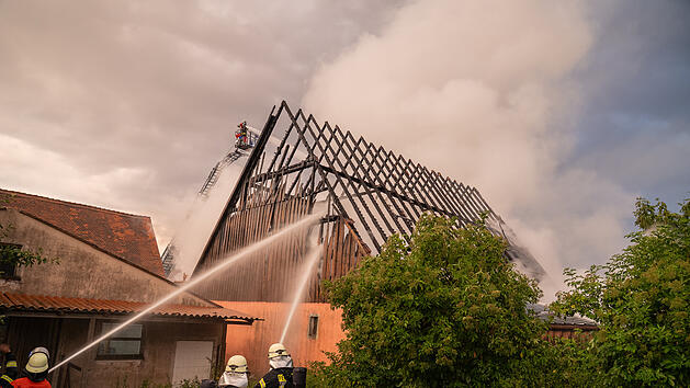 Brand nach Blitzeinschlag im Landkreis Ansbach: Scheune brennt komplett nieder
