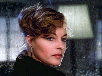 Chantal Martinaud (Romy Schneider) belastet ihren Ehemann, den Zeugen und zugleich Verd&auml;chtigen der Tat, schwer.