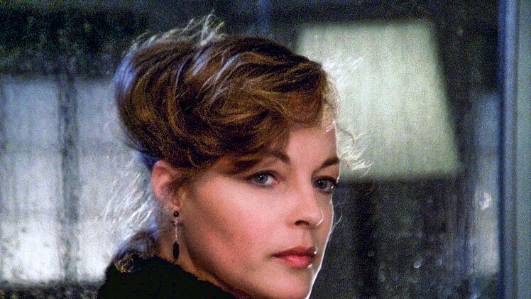 Chantal Martinaud (Romy Schneider) belastet ihren Ehemann, den Zeugen und zugleich Verd&auml;chtigen der Tat, schwer.