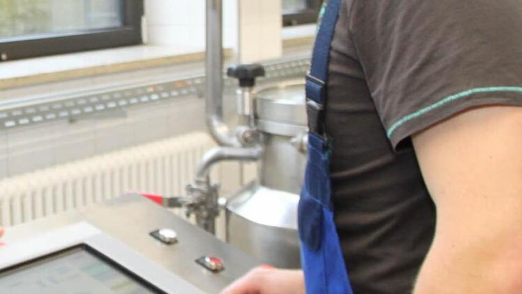 Die neue Lehr- und Versuchsbrauerei der Kulmbacher Berufsschule ist computergesteuert. Jonas Stöhr hat die moderne Technik im Griff.