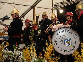 Die Pfeiawehrkapell'n Pressad langte bei ihrem Auftritt im Geschwander Festzelt verbal gescheit hin. Fotos: Galster
