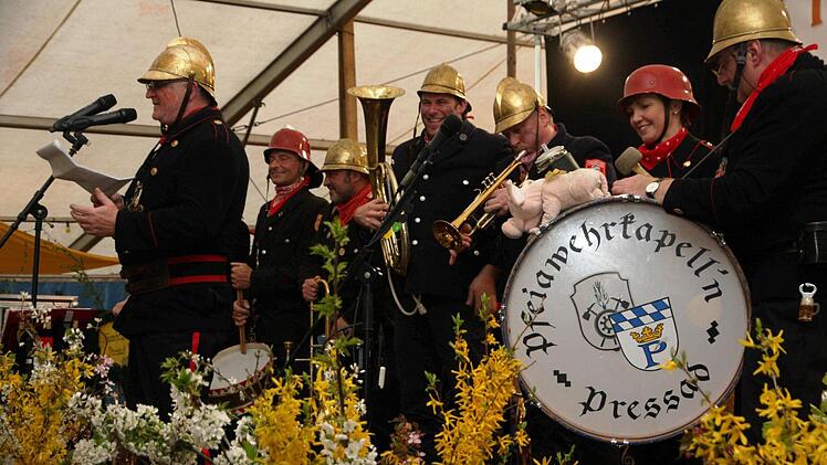 Die Pfeiawehrkapell'n Pressad langte bei ihrem Auftritt im Geschwander Festzelt verbal gescheit hin. Fotos: Galster