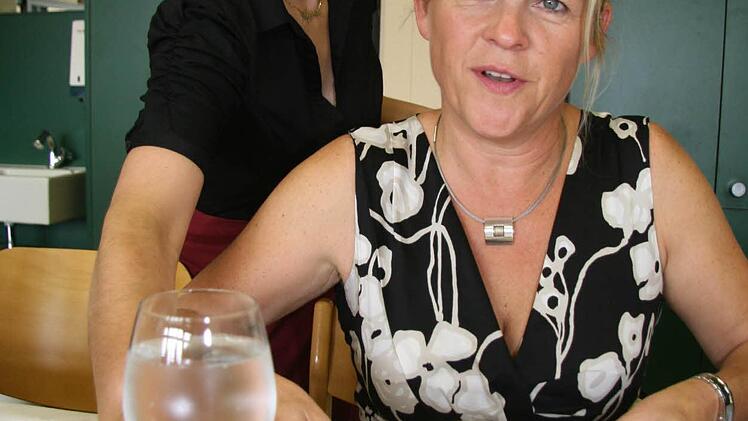 Klassenlehrerin Ursula Spieß genießt es, von ihren Schülern einmal bewirtet zu werden. Für das Business-Menü hat sie nur positive Bewertungen. Fotos: Sonja Adam
