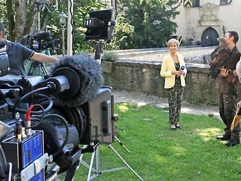 Moderatorin Carolin Reiber (l.) hat für ihre TV-Sendung auch die Falknerei auf Burg Rabenstein besucht.  Fotos: Reinhard Löwisch