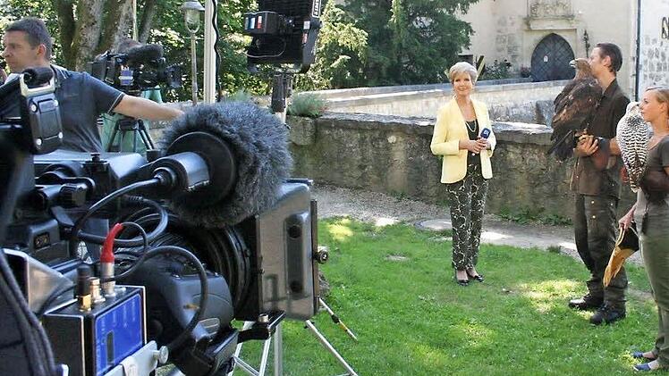 Moderatorin Carolin Reiber (l.) hat für ihre TV-Sendung auch die Falknerei auf Burg Rabenstein besucht.  Fotos: Reinhard Löwisch