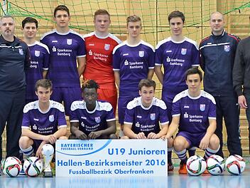 Das Team des Bezirksmeisters FC Eintracht Bamberg (stehend v. l.): Co-Trainer Christian Musik, Matthias Gerner, Patrick Görtler, Fabien Dellermann, Pascal Nögel, Lukas Witterauf, Trainer Mario Bail, Bezirksjugendleiter Thomas Eichelsdörfer; kniend v. l.: Lukas Wirth, Bubacarr Marrong, Florian Schmauser, Deniz Yilmaz Foto: privat
