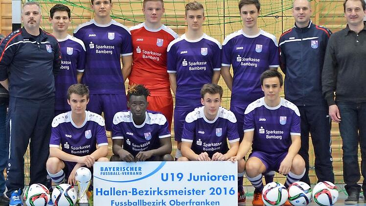Das Team des Bezirksmeisters FC Eintracht Bamberg (stehend v. l.): Co-Trainer Christian Musik, Matthias Gerner, Patrick Görtler, Fabien Dellermann, Pascal Nögel, Lukas Witterauf, Trainer Mario Bail, Bezirksjugendleiter Thomas Eichelsdörfer; kniend v. l.: Lukas Wirth, Bubacarr Marrong, Florian Schmauser, Deniz Yilmaz Foto: privat
