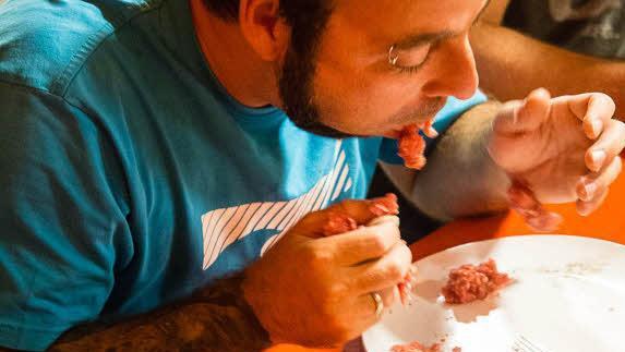 Beim Mett-Wettessen ging's nicht um die Wurst, sondern ums Hackfleisch.  Foto: Walter Ulrich
