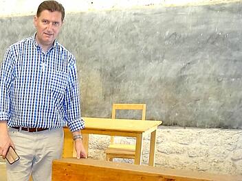 Pfarrer Andreas Krefft im Schulgebäude des Projektdorfes. Foto: Marion Eckert