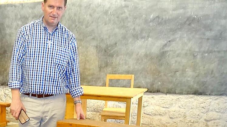 Pfarrer Andreas Krefft im Schulgebäude des Projektdorfes. Foto: Marion Eckert