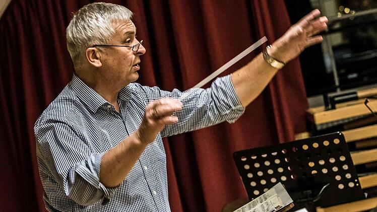 Proben-Impressionen: So bereitet sich der Musizierkreis Neustadt mit seinem Leiter Norbert Luche auf sein Neujahrskonzert am 14. Januar vor.Foto: Jochen Berger