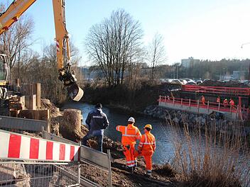 Neue Itzbrücke: Derzeit wird der Unterbau zu beiden Seiten der Itz angelegt. Foto: Ulrike Nauer