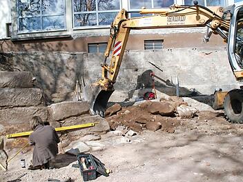 Genau nachgemessen wird bei den Ausgrabungen auf historischem Boden der Schlossbrauerei in Reckendorf. Foto: ReVe