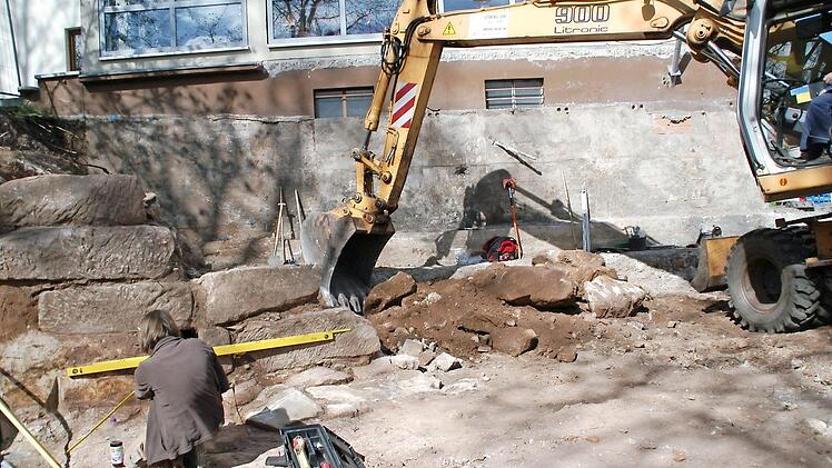 Genau nachgemessen wird bei den Ausgrabungen auf historischem Boden der Schlossbrauerei in Reckendorf. Foto: ReVe