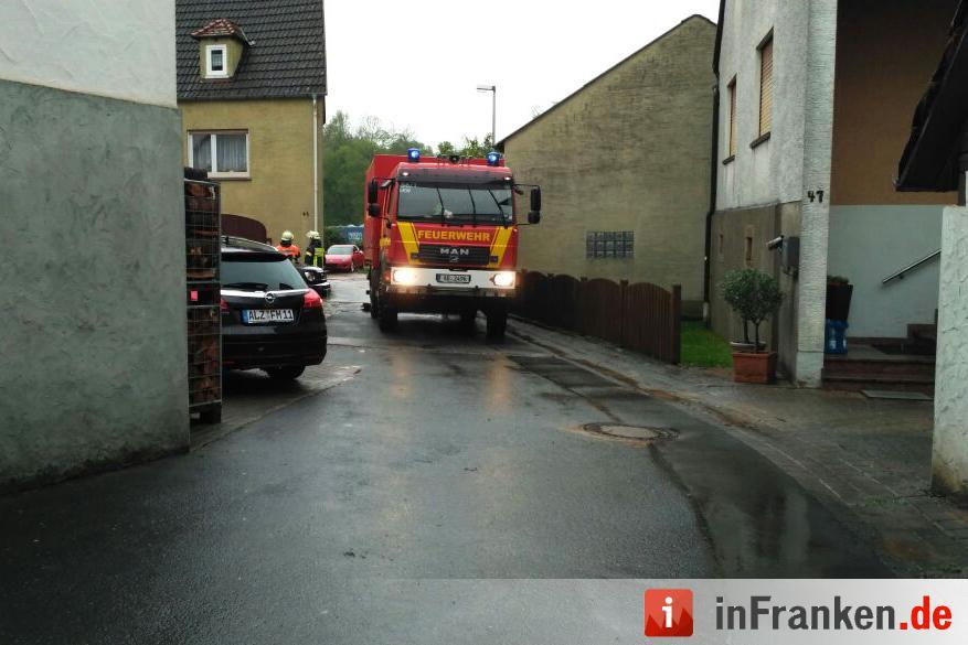 Unwetter über Unterfranken: Straßen überflutet, Keller unter Wasser - Feuerwehr versucht Wassermassen einzudämmen - Straßen teilweise komplett gesperrt