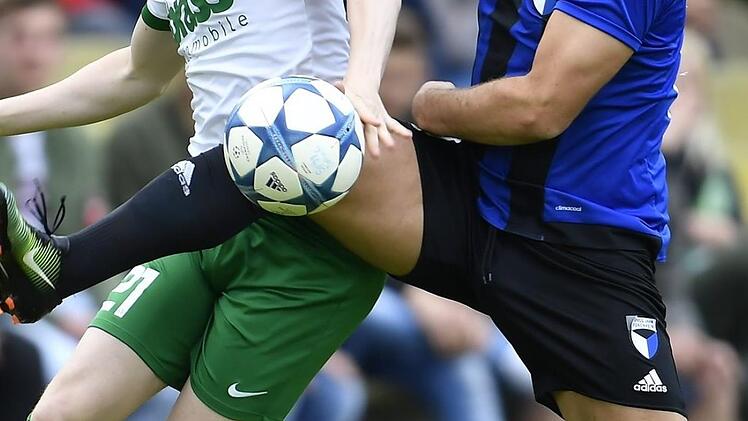 Adem Selmani (re.) war einer der auffälligsten Jahnler und traf gegen Haibach zum 3:0.  Foto: Sportfoto Zink