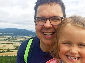 Thomas Apfel mit seine Tochter Marie (5) auf dem Staffelberg. Foto: privat