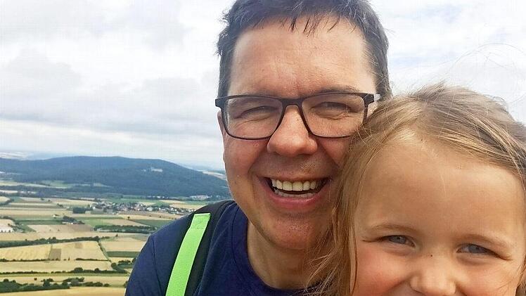 Thomas Apfel mit seine Tochter Marie (5) auf dem Staffelberg. Foto: privat