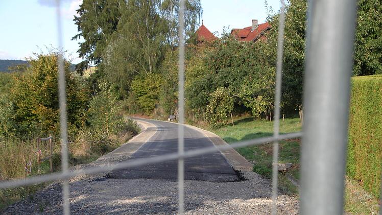 Auch in Wernarz ist der Verlauf des neuen Radwegs noch unterbrochen. Grund sind Brückenarbeiten. Foto: Ulrike Müller