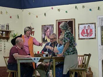 Szenenapplaus und ein begeisterter Schlussapplaus waren der verdiente Lohn für die Theaterakteure der Kolping-Familie Burglauer, die an den drei Theatertagen in der Rudi-Erhard-Halle das Publikum restlos begeisterten. Hier erklärt die resolute Putzfrau mit leicht russischem Akzent Vladira (Doris Beck) der Rentner WG mit August Stein (Hubert Heinickel), Johann Witz (Frank Dünisch), Lotte Bröckel (Doris Bötsch) und Kathy Hase (Melanie Reininger) was getan werden muss, um den Bankräuber dingfest...