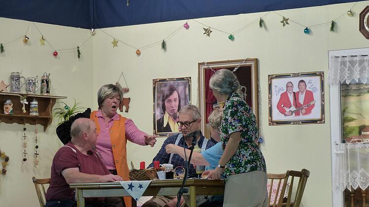 Szenenapplaus und ein begeisterter Schlussapplaus waren der verdiente Lohn für die Theaterakteure der Kolping-Familie Burglauer, die an den drei Theatertagen in der Rudi-Erhard-Halle das Publikum restlos begeisterten. Hier erklärt die resolute Putzfrau mit leicht russischem Akzent Vladira (Doris Beck) der Rentner WG mit August Stein (Hubert Heinickel), Johann Witz (Frank Dünisch), Lotte Bröckel (Doris Bötsch) und Kathy Hase (Melanie Reininger) was getan werden muss, um den Bankräuber dingfest...