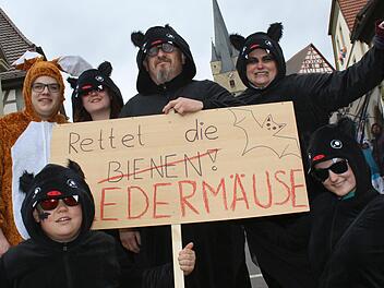 Wer soll außer den Bienen noch gerettet werden? Na, das steht doch deutlich auf dem Schild der Familie Burger aus Prappach beim Zeiler Faschingsumzug.Ralf Naumann