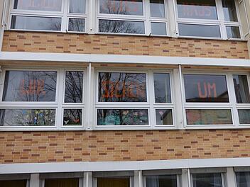 In der Emil-Fischer-Grundschule in Dörfles-Esbach läuft der Unterricht wieder seit September normal. Der Schulhof und der Schulsportplatz dürfen an Schultagen in Zukunft bis 17 Uhr nicht mehr von Schulfremden betreten werden. Das hat der Gemeinderat beschlossen.  Foto: Bettina Feibel