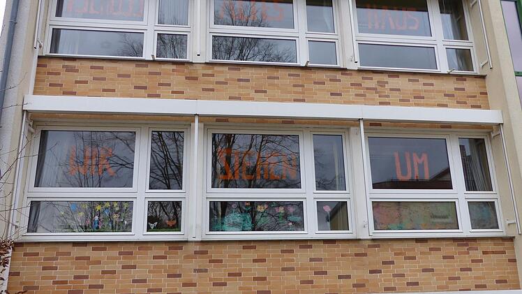 In der Emil-Fischer-Grundschule in Dörfles-Esbach läuft der Unterricht wieder seit September normal. Der Schulhof und der Schulsportplatz dürfen an Schultagen in Zukunft bis 17 Uhr nicht mehr von Schulfremden betreten werden. Das hat der Gemeinderat beschlossen.  Foto: Bettina Feibel