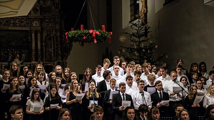 Zahlreiche Mitwirkende gestalteten die konzertante Weihnachtsfeier  des Casimirianums in St. Moriz - vom Vororchester bis zu den CaSingers und den CaSinfonikern unter der Leitung von Hans-Jürgen Hofmann.Foto: Jochen Bergerd
