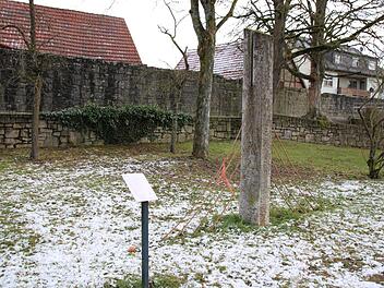 Am Parkplatz Oberes Tor steht eine der 18 Skulpturen, die beim Bildhauer-Symposium 2008 entstanden sind. Die Kunstwerke nebst den Schildern sollen jetzt aufgemöbelt werden. Thomas Malz