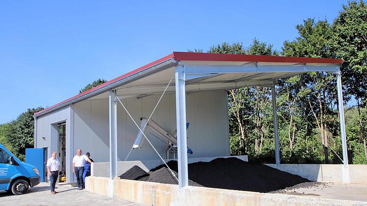Foto: Dieter Britz   Die neue Halle auf dem Gelände der Kläranlage in Poppenlauer soll auf dem  Dach eine Fotovoltaik Anlage bekommen. In der Halle selbst ist die  Schneckenpresse untergebracht, mit der der anfallende Klärschlamm  entwässert wird. Foto: Dieter Britz