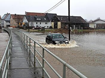 Mutig! Die Kreisstraße zwischen Wind und Sambach war wegen Hochwassers gesperrt.