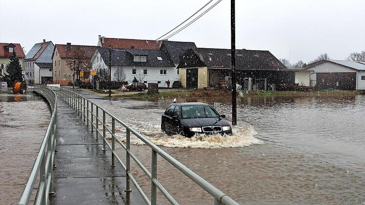 Mutig! Die Kreisstraße zwischen Wind und Sambach war wegen Hochwassers gesperrt.