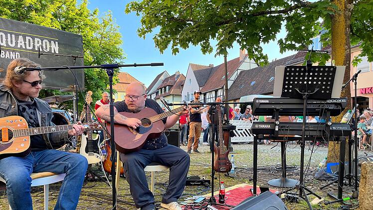 Andreas Kümmert trat in Münnerstadt zusammen mit  dem befreundeten Musiker Jochen Thoma auf. Foto: Heike Beudert