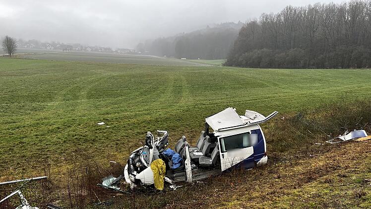 Bus auf A73 von Fahrbahn abgekommen - sieben Verletzte