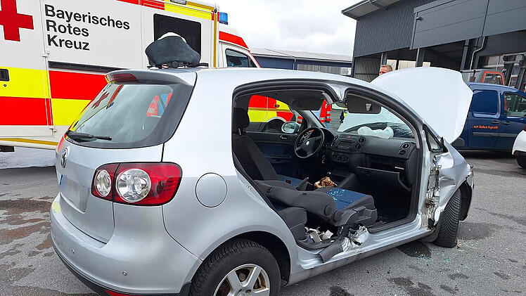Bamberg: Person nach Unfall in Auto eingeschlossen - besondere Rettung erforderlich