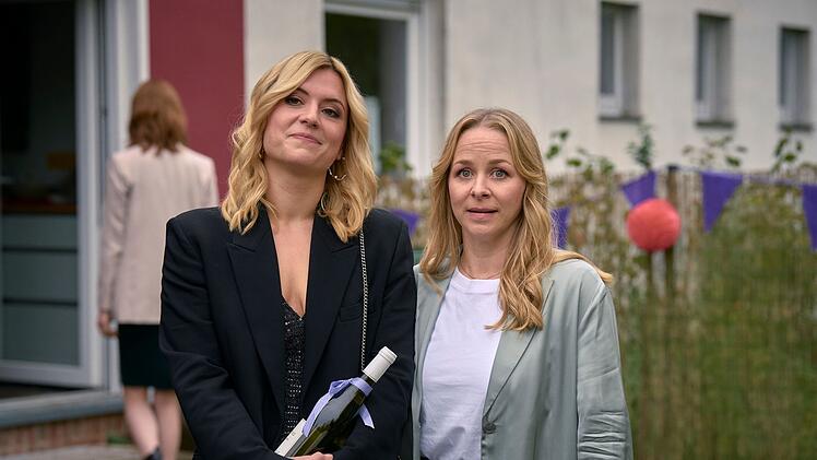 Nina Maler (Laura Storz, links) und Ariane Küppers (Jasmin Schwiers) sind als Schwestern wie Tag und Nacht.
