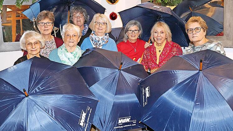 Der stabile Stockschirm, der vom VdK Lichtenfels verteilt wurde, kam sehr gut an.