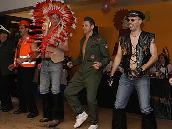 Das Männerballett mit Indianer Hartmut Bös (Bildmitte) sowie Andreas Scheller, Axel Meixner, Jürgen Breitenbach, Reinhard Zeug (der Jäger) und Günther Hüfner waren auch heuer wieder Höhepunkt des Römershager Büttenabends. Fotos: Thomas Dill