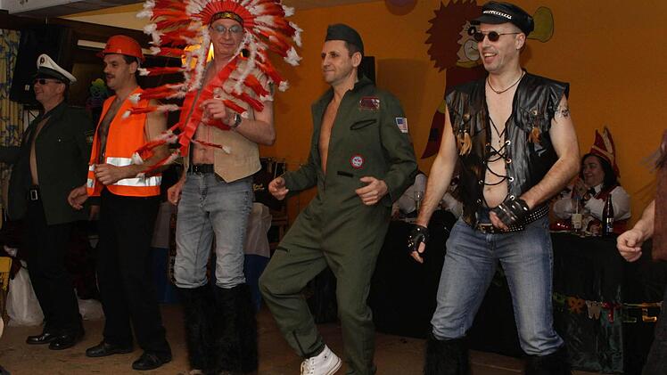 Das Männerballett mit Indianer Hartmut Bös (Bildmitte) sowie Andreas Scheller, Axel Meixner, Jürgen Breitenbach, Reinhard Zeug (der Jäger) und Günther Hüfner waren auch heuer wieder Höhepunkt des Römershager Büttenabends. Fotos: Thomas Dill