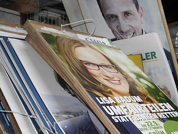So viel Nähe zwischen den Kandidaten erlebt man nur auf der Deponie auf dem städtischen Bauhof an der Lände.  Foto: Andreas Oswald