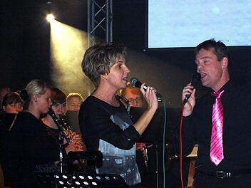 Beim "House of Music" des Blasorches Sand verbreiteten Tanja und Jürgen Krines italienisches Flair mit dem Lied "Mamma Maria". Insgesamt begeisterten sechs Sander Musikanten als Sänger auf der Bühne.