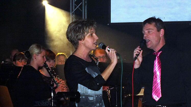 Beim "House of Music" des Blasorches Sand verbreiteten Tanja und Jürgen Krines italienisches Flair mit dem Lied "Mamma Maria". Insgesamt begeisterten sechs Sander Musikanten als Sänger auf der Bühne.