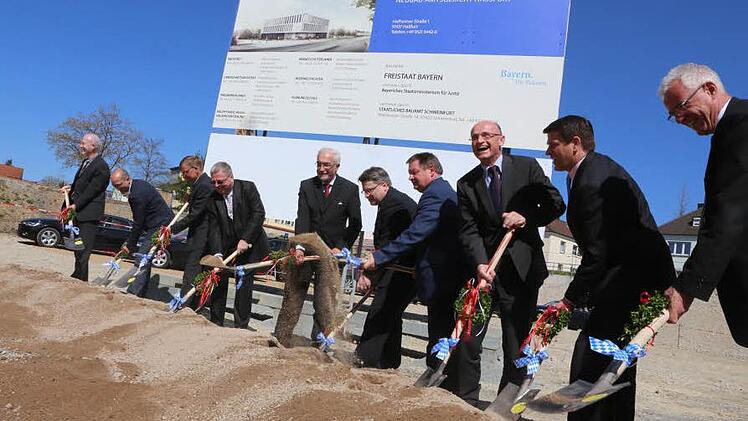 Den ersten Spatenstich vollzogen, von links: Gerald Neller (Staatliches Bauamt), Johannes Hanf (Architekturbüro), Wolfgang Titze (Direktor des Amtsgerichts Haßfurt), Clemens Lückemann (Präsident des Oberlandesgerichts Bamberg), Paul Beinhofer (Unterfrankens Regierungspräsident), Winfried Bausback (Justizminister), Gerhard Eck (Innen-Staatssekretär), Wilhelm Schneider (Haßberge-Landrat), Steffen Vogel (Stimmkreisabgeordneter) und Günther Werner (Haßfurter Bürgermeister).
